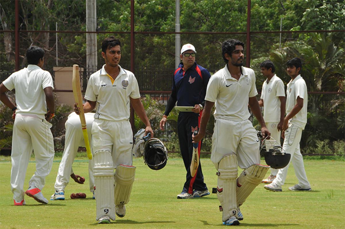 Laxman offering tips to Hyderabad batsmen at the 3-day HCA camp (Photo: Hrudayanand)